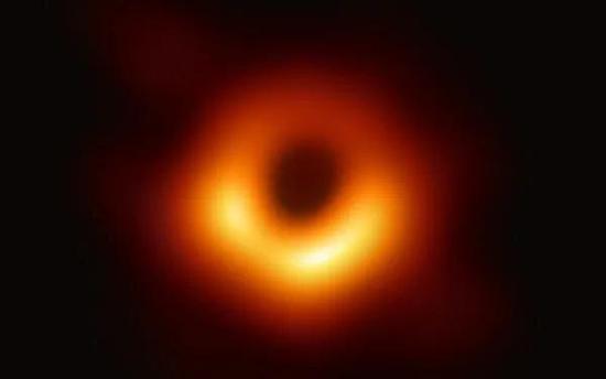 我們才僅僅能看到黑洞而已。圖片來源：Event Horizon Telescope/wikipedia， CC BY-SA